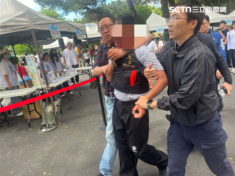 民眾黨前黨主席柯文哲遭吃屎哥丟雞蛋，吃屎哥隨後被帶往派出所（圖／翻攝畫面）