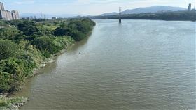 消防隊從大漢溪打撈起2具浮屍。（圖／翻攝畫面）