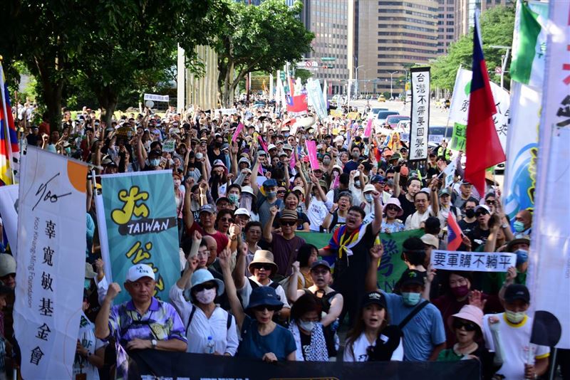 「真和平,要國防!523遊行」,超過萬人走上街頭,抗議在野黨封殺台灣強化國防的機會(圖/經民連提供)