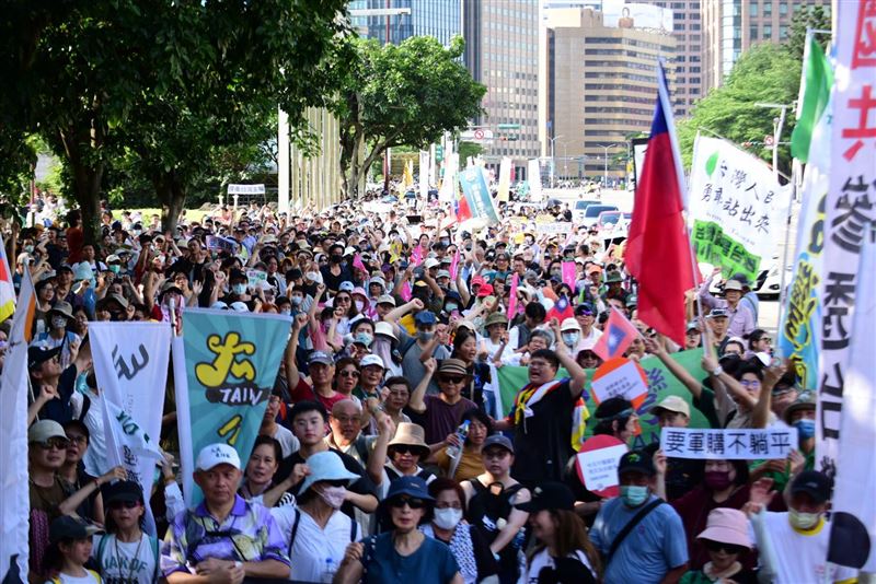 「真和平,要國防!523遊行」,超過萬人走上街頭,抗議在野黨封殺台灣強化國防的機會(圖/經民連提供)