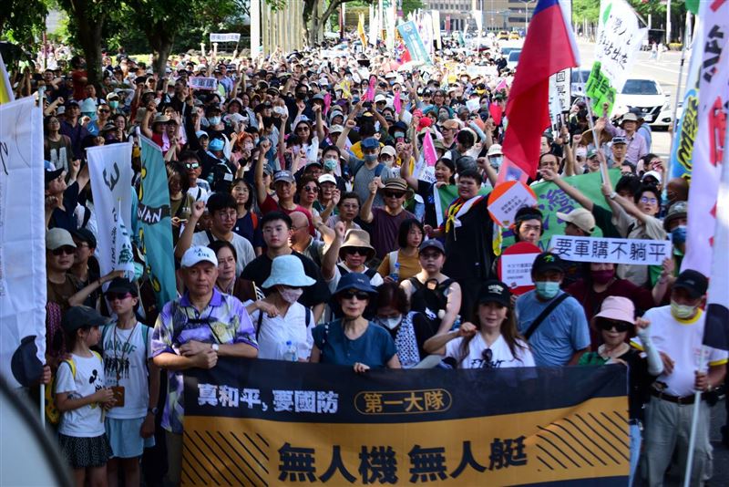 「真和平,要國防!523遊行」,超過萬人走上街頭,抗議在野黨封殺台灣強化國防的機會(圖/經民連提供)