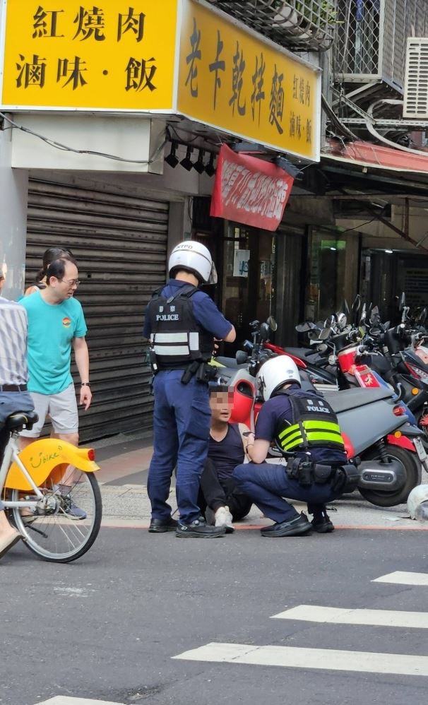 新北市中和23日發生一起暴衝車禍，現場2名傷者受傷送醫，警方不排除駕駛毒駕釀禍。（圖／翻攝我是中和人臉書）