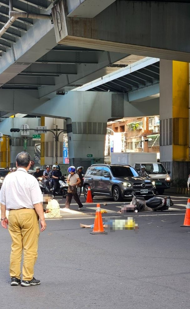 車禍現場一片混亂，2人倒地動彈不得，還有另一名婦人癱坐在地。（圖／翻攝我是中和人臉書）