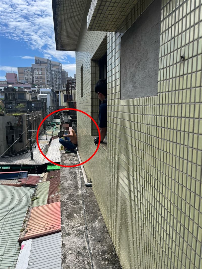 印尼籍移工點火後站在外牆，情緒相當激動。（圖／翻攝畫面）