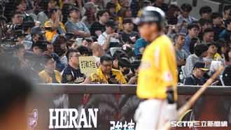 兄弟球迷怒了！　大巨蛋舉起「打教下台」