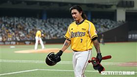 中職37年例行賽，中信兄弟左外野手張志豪打成飛球出局。（圖／記者劉彥池攝影）