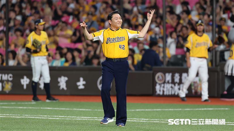 中信兄弟「Channel B」主題日邀請PSY開球。（圖／讀者提供）