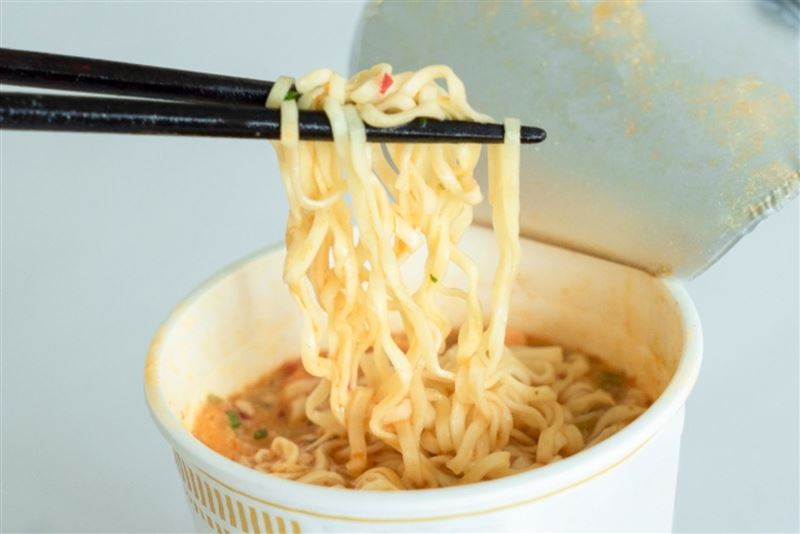 泡麵是許多民眾半夜解饞的宵夜首選,但長期下來可能干擾荷爾蒙分泌。(示意圖/資料照)