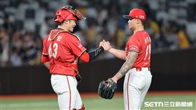 中職37年例行賽，味全龍終結者林凱威守住2分領先和捕手蔣少宏握手。（圖／記者劉彥池攝影）