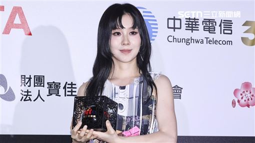 白安辣穿貼身禮服藏玄機！身材曲線全都露