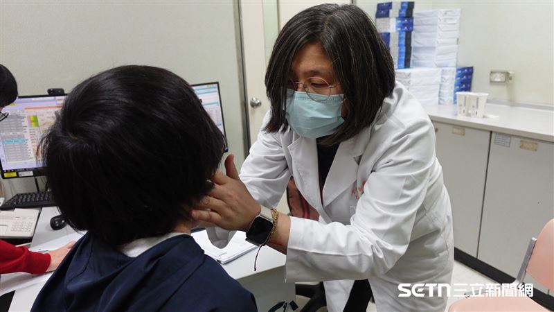 「國家委員並不會以外觀的考量來給予藥物,但是國家會以功能的考量。所以我們要有功能的證明,告訴國家說,我這個東西對我有哪些影響。」周怡君醫師語重心長補充,並不是所有患者都有資格提出特殊申請,通常必須是病況已相當嚴重或器官功能影響到生活了,例如:腫瘤已造成明顯功能影響、外科評估無法再開刀,或即使手術後仍有高度風險者,醫療團隊才會進一步替病人準備資料,送交健保審查。(圖/記者張雅筑攝)