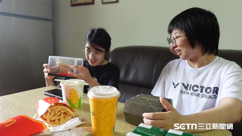 看到文陽特地從台中來南投找自己,羽桂特地準備了「文昌筆」當作禮物送給她。文陽看到如此特別又驚喜的禮物,當場研究了起來並讚嘆連連。(圖/記者張雅筑攝)