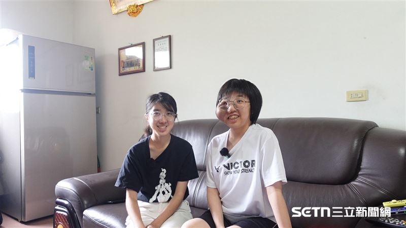 (圖左)何文陽與施羽桂(圖右)兩人是在去年的羅慧夫顱顏基金會活動上認識的,從此成了無話不談的好朋友、好姐妹。羽桂笑說,因為自己上面有兩個哥哥,加上念的科系幾乎也都是男生居多,所以從小到大其實很少有特別親近的女性朋友。她坦言,第一次認識文陽時,就覺得對方個性溫柔、講話輕聲細語,和自己大剌剌、偏陽剛的個性很不一樣,「因為她也比自己小一歲,就會特別想照顧她,也會聊比較心事的東西。」(圖/記者張雅筑攝)