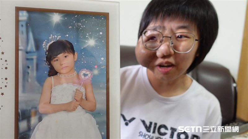 羽桂笑著分享自己幼兒園畢業時的公主裝扮照片,只見年幼的她穿著蓬蓬裙、戴著小皇冠,模樣相當可愛。她笑說,這大概是自己目前僅存、也是最後一次穿裙子的照片了。隨著年紀漸長,她越來越喜歡褲裝和偏中性的打扮,個性也變得大剌剌、率直許多。羽桂還笑虧自己,「我現在根本不像會穿裙子的人吧!小時候是不能選擇啊!」逗得一旁的文陽和社工都忍不住笑了出來。(圖/記者張雅筑攝)