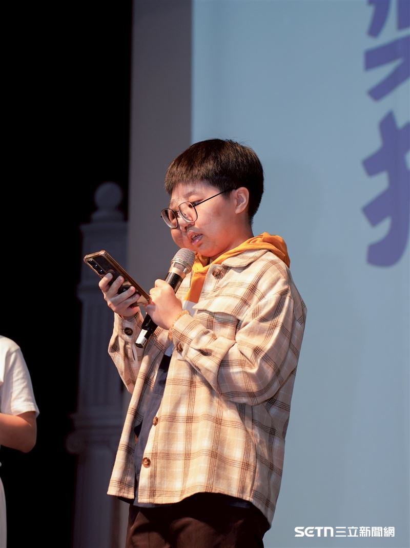 去年在基金會活動時,羽桂也大方站上舞台面對600多人,分享自己的生命故事,激勵了許多顱顏患者青年,其中就包括好朋友文陽。文陽說,站在外人的角度來看,會覺得羽桂所經歷的,不論是腫瘤一次次的增生,還是一次又一次躺上手術台接受切除,這都非常的辛苦,但羽桂從未怨天尤人和覺得辛苦和痛苦過,甚至覺得腫瘤是生命給自己的歷練,讓她非常的敬佩。(資料照/羅慧夫顱顏基金會授權提供)