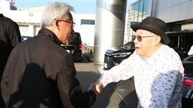 黃崇仁應該是要出國，下車看到黃仁勳在受訪，特別停下來等他。（圖／鏡報）