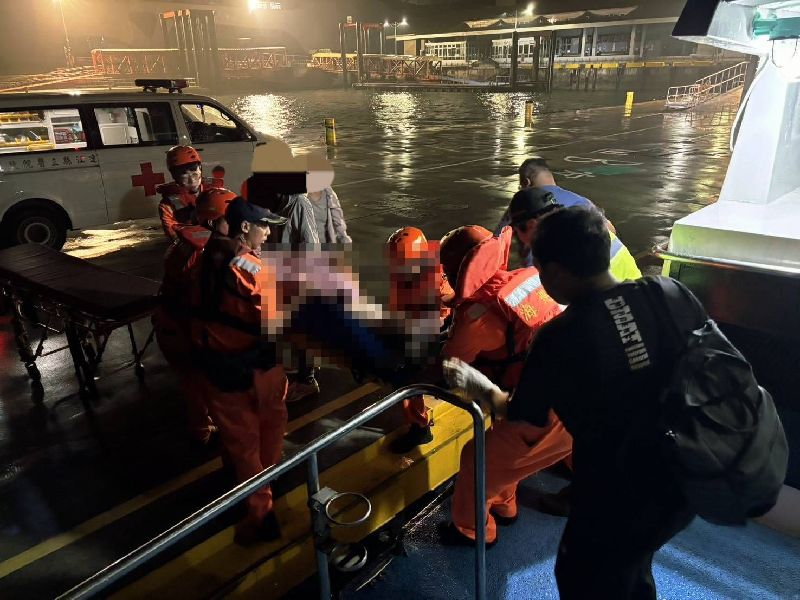 一名男性遊客22日晚間在東莒島觀看藍眼淚時不慎落海溺水，現場搶救後一度恢復微弱呼吸。海巡署艦隊分署第10海巡隊獲報後，派巡防艇協助後送遊客至南竿搶救