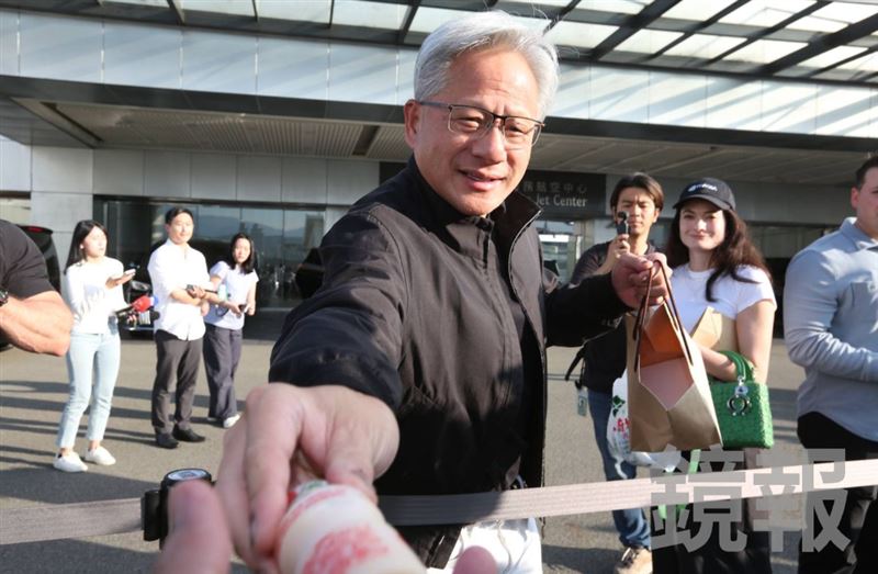 黃仁勳送養樂多給現場媒體。（圖／鏡報）