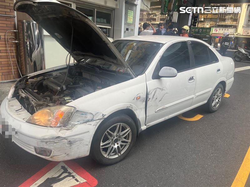 王姓男子駕駛的白色轎車，因為強力撞擊車身毀損。（圖／翻攝畫面）