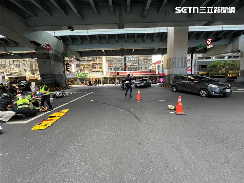 警消抵達現場緊急將林姓姊妹送醫救治，但後座乘客仍不幸身亡。（圖／翻攝畫面）
