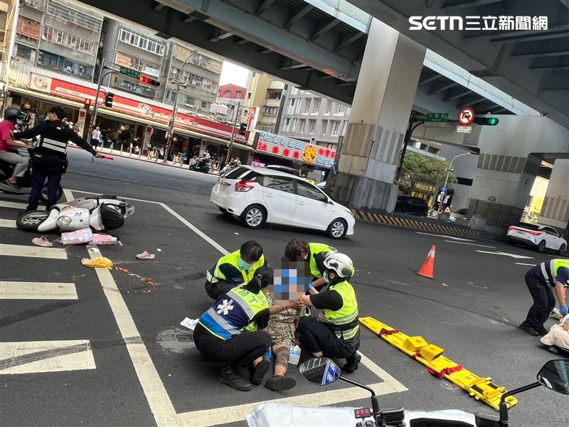 林姓姊妹雙載外出在待轉區等紅燈卻遇劫，兩人從此天人永隔。（圖／翻攝畫面）
