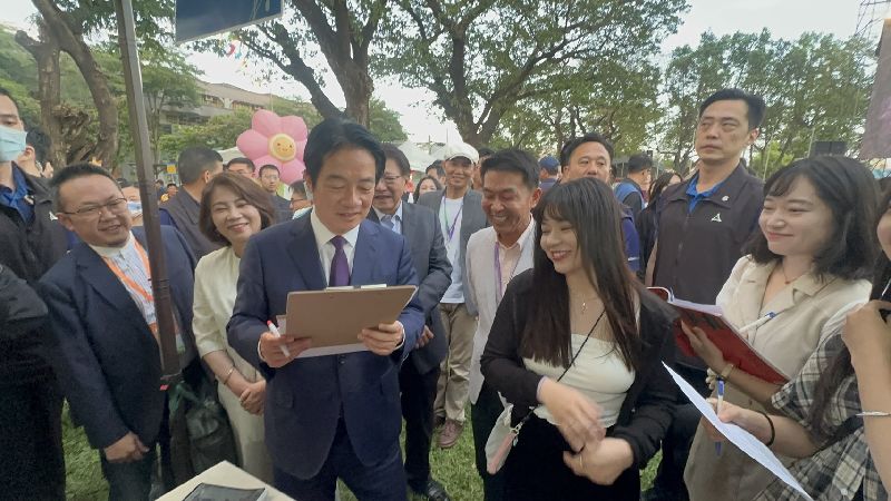 文總出版的「Fountain新活水」雜誌推學習單，幫民眾民主補課，賴清德現場幫學生改答案。（圖／中央社）