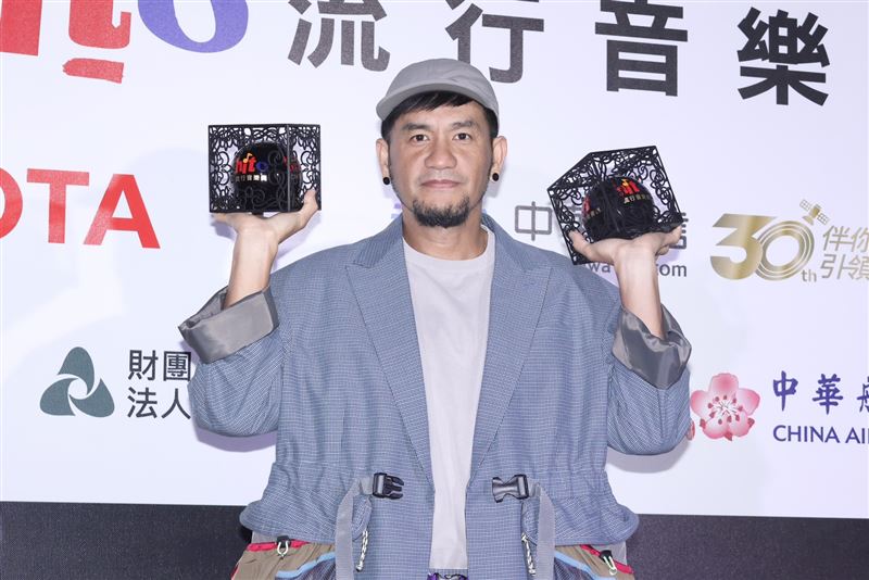 張震嶽登上「2026 hito流行音樂獎頒獎典禮」。(圖/記者鄭孟晃、田俊彥攝影)