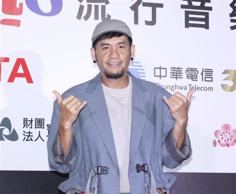 張震嶽登上「2026 hito流行音樂獎頒獎典禮」。(圖/記者鄭孟晃、田俊彥攝影)
