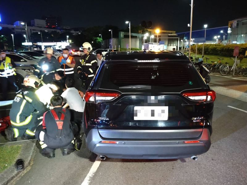 松山機場一男遭壓車底,消防人員救出時人已經OHCA。(圖/民眾提供)