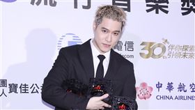 周湯豪登上「2026 hito流行音樂獎頒獎典禮」。（圖／記者鄭孟晃、田俊彥攝影）