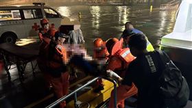 民眾東莒追淚不慎落水　海巡馳援後送（1）一名男性遊客22日晚間在東莒島觀看藍眼淚時不慎落海溺水，現場搶救後一度恢復微弱呼吸。海巡署艦隊分署第10海巡隊獲報後，派巡防艇協助後送遊客至南竿搶救。（第10海巡隊提供）中央社記者潘欣彤傳真　115年5月23日