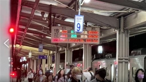 台鐵山佳站故障5人記過　EMU900換集電弓