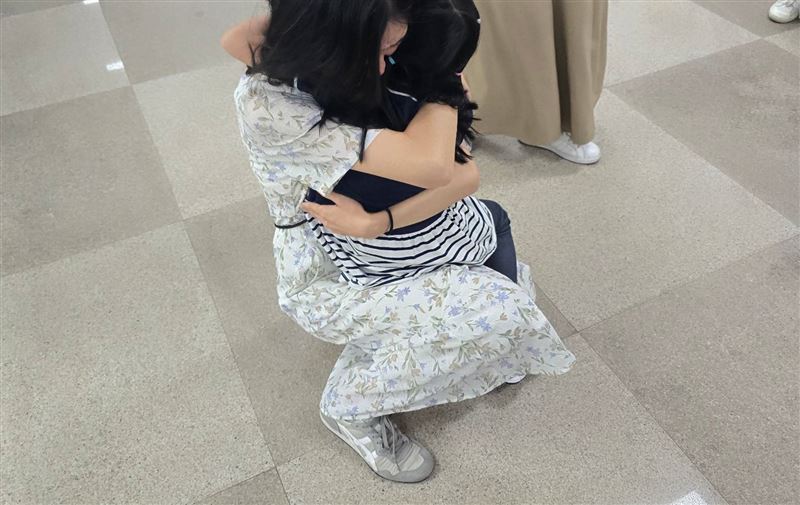 寄養媽媽將小孟視如己出。從牙牙學語到步入小學,一路悉心陪伴。(圖/新竹縣政府提供)