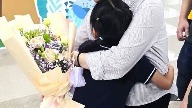 父入獄母病逝！寄養媽顧7年…女童有家了