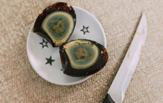 皮蛋是華人知名美食。（PEXELS）