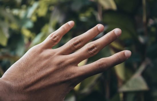 黃軒提醒若某種指甲變化持續存在、越來越明顯、合併疲倦、喘、體重下降、疼痛等症狀，應盡快就醫諮詢。（示意圖／Pixabay）