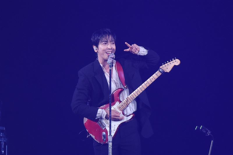 鄭容和登上「2026 hito流行音樂獎頒獎典禮」。(圖/記者鄭孟晃、田俊彥攝影)