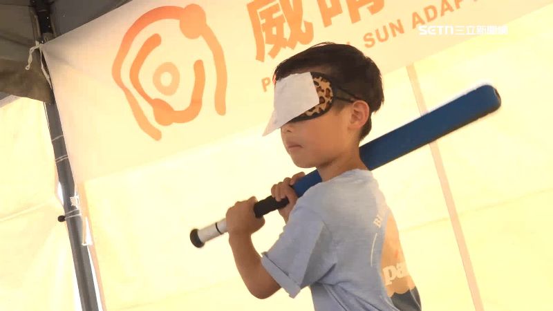 現場還有小遊戲，讓孩童體驗障礙者的世界