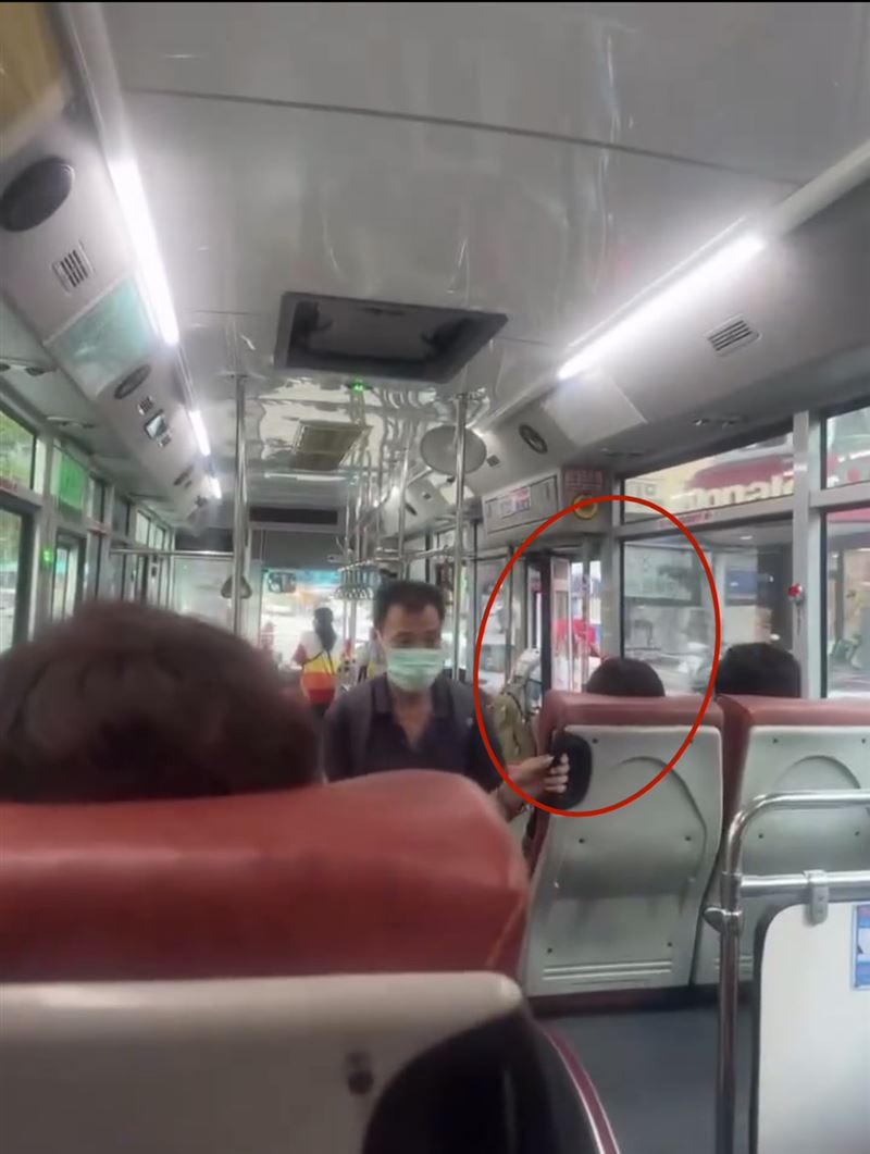 一名年約 70 歲的阿公在下車之際，整顆頭顱竟然直接被厚重的車門「夾在車窗外面」。（圖／Threads授權)