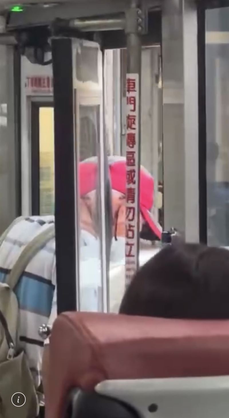 阿公被門夾到頭，車內的所有乘客瞬間嚇壞、狂喊「開門！夾到人了！」（圖／Threads授權)
