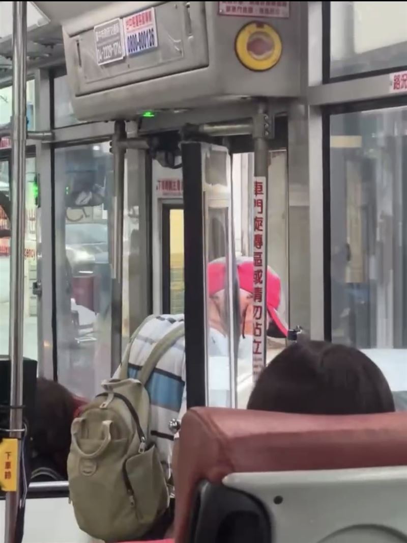 70 歲的年邁阿公準備步下公車時，車門卻無預警突然關閉。阿公猝不及防，整顆頭顱硬生生被緊緊死夾在車門與車身之間的縫隙、露在車外面。（圖／Threads授權)