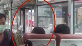 台中阿公遭公車門夾頭車照開　乘客全嚇壞（圖／Threads授權)