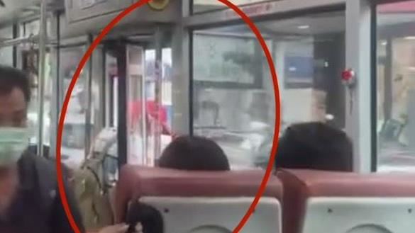 悚!台中阿公遭公車門夾頭車 乘客全嚇壞