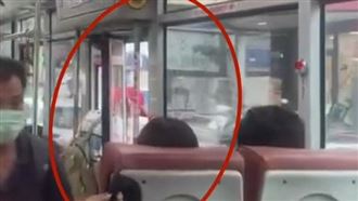 悚！台中阿公遭公車門夾頭車　乘客全嚇壞