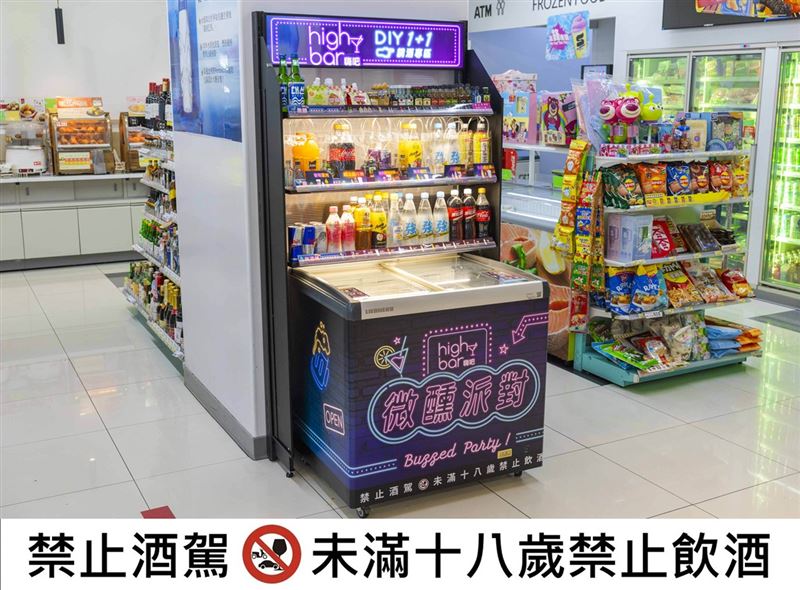 7-ELEVEN今年5月起於台北欣漢華與博源門市推出專屬的「調酒專區」,以嶄新的啤酒貨架搭配冷凍冰櫃。(圖/品牌業者提供)