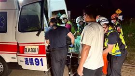 苗栗竹南鎮龍鳳漁港，劉姓男學生疑失足落海，送醫不治。（圖／翻攝畫面）