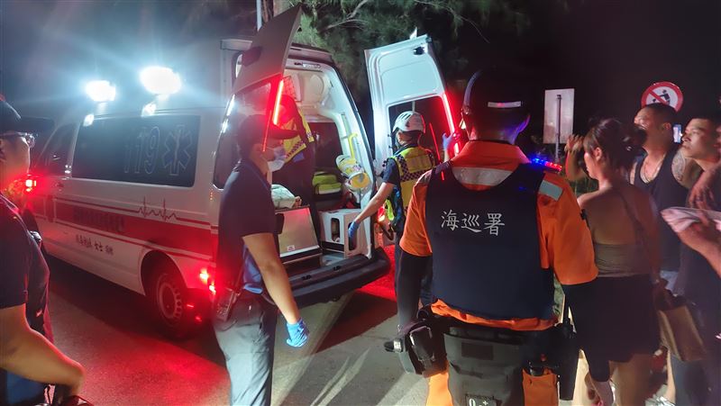 苗栗竹南鎮龍鳳漁港,劉姓男學生疑失足落海,送醫不治。(圖/翻攝畫面)