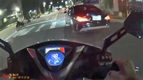 賓士車駕駛開車使用手機拒絕警方攔查沿路違規。