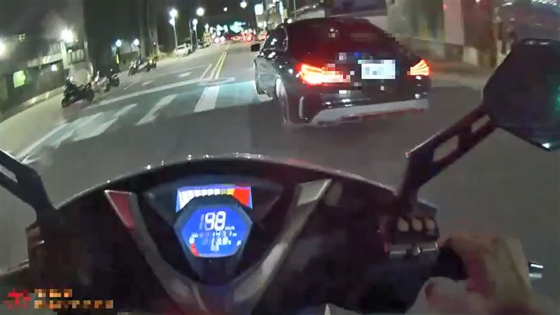 三重賓士男滑手機拒檢狂飆!慘吞12萬罰鍰