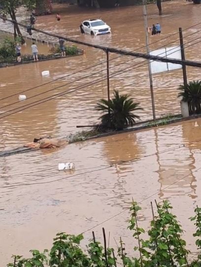 重慶部分地區雨勢兇猛，永川區因瞬時強降雨已導致11人死亡。（圖／翻攝自微博）